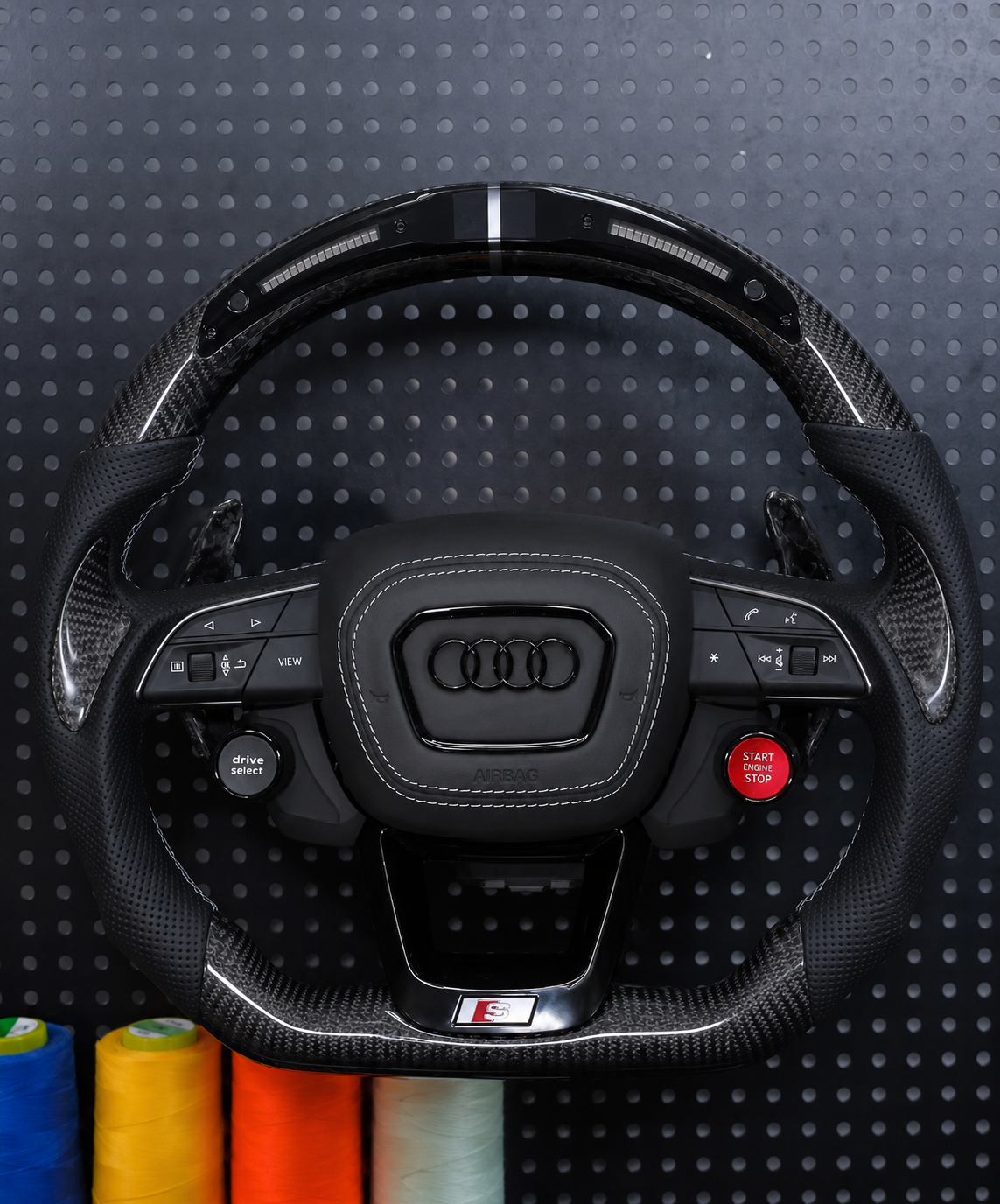 Volante AM-CUSTOM AUDI - Fibra de Carbono, Agarre deportivo cuero microperforado, Pantalla Led De revoluciones