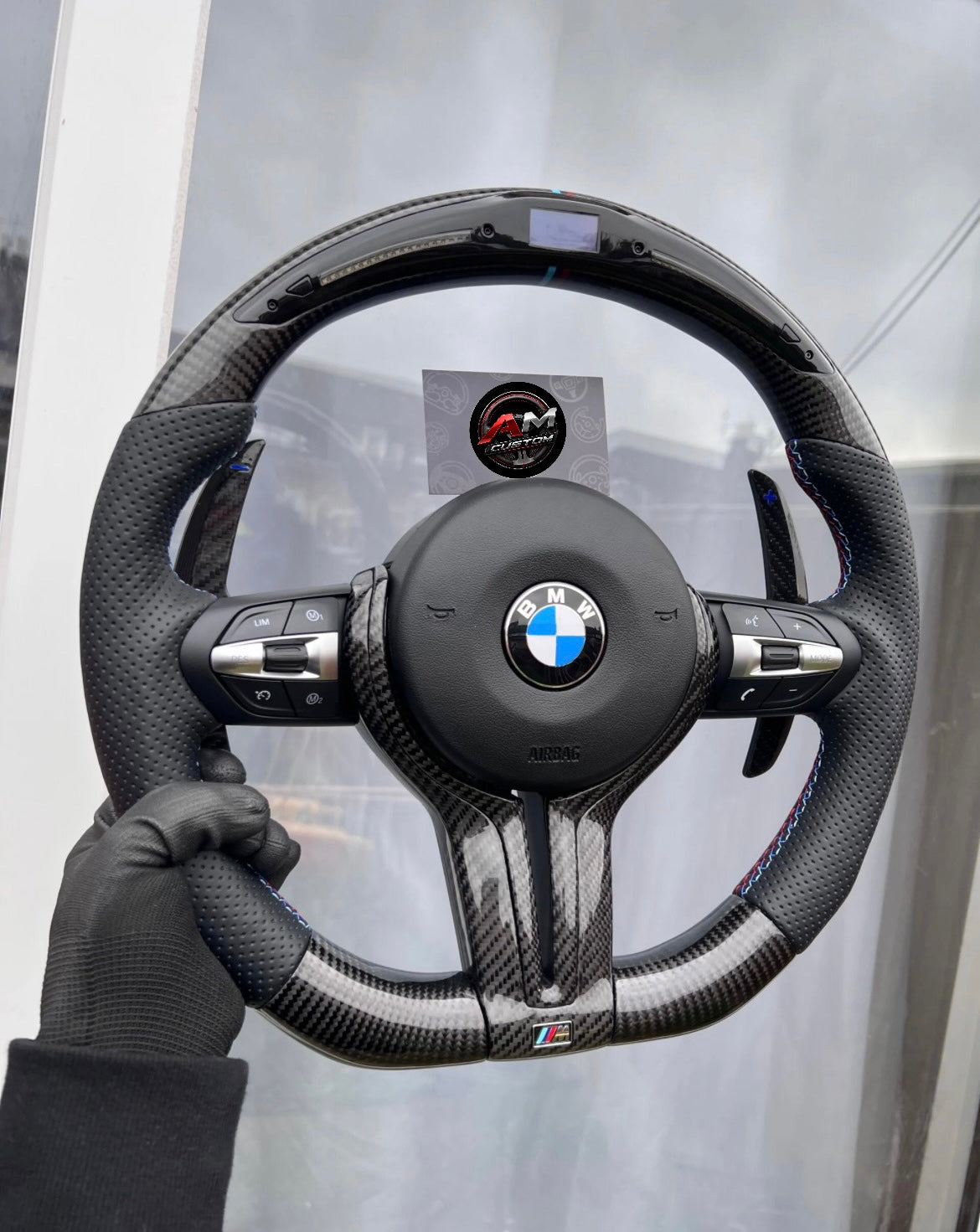 Volante M - Fibra de Carbono/Cuero Perforado/Pantalla LED Racing